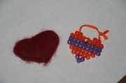 2 hearts made of stone with felt and of plastic